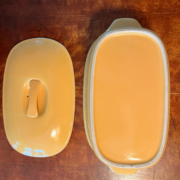 Vintage yellow stoneware lidded casserole dish and baking dish. - Picture 2 of 8
